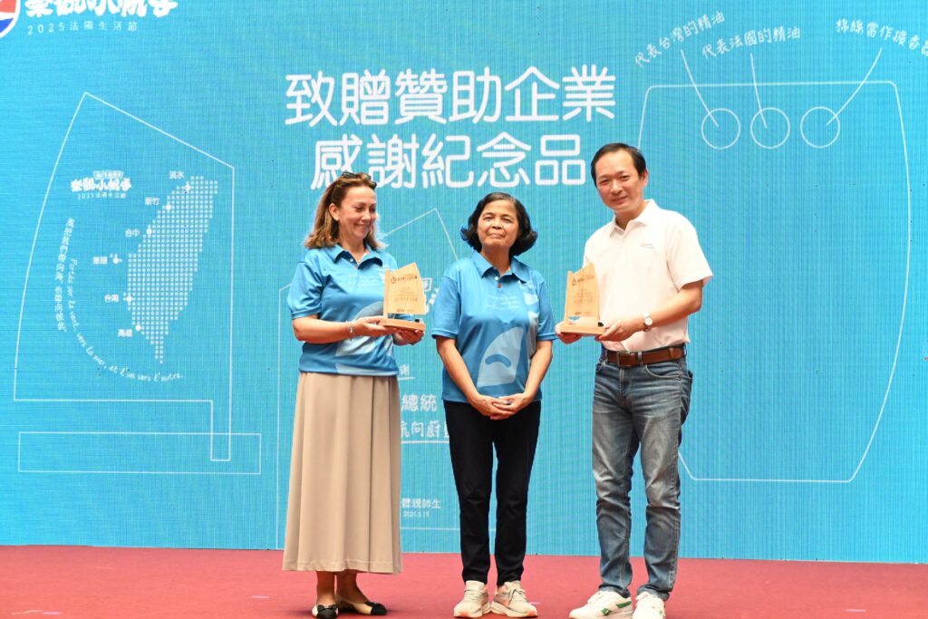 group-photo-of-Jeffrey-Tsai-Hsiuyun-Wang-Karine-Schroeder